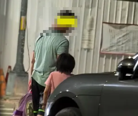 畫面中男子情緒激動並反覆質問，女童顯得相當害怕，不斷以稚嫩聲音道歉求饒。（圖／翻攝Threads網友@rt__wu）
