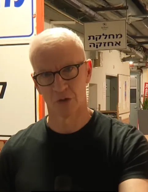 CNN知名主播古柏近日赴以色列前線採訪。（圖／翻攝自IG@andersoncooper）