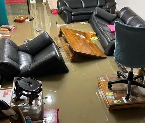 氣象粉專「台灣颱風論壇｜天氣特急」的柏小編分享了自家淹水的照片，並表示這一情況讓他想起了15年前梅姬颱風帶來的災難。（圖／翻攝自氣象粉專「台灣颱風論壇｜天氣特急」）