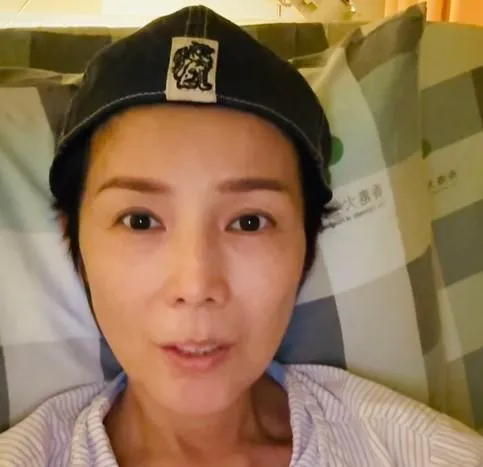 吳文忻在Instagram說明,原以為此次入院僅為短暫化療,未料確診肺炎後醫師隨即叫停療程。(圖/吳文忻Instagram)