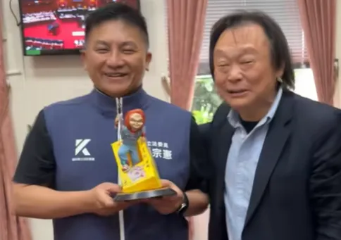 吳宗憲拿鬼娃恰吉公仔請王世堅簽名。（圖／翻攝吳宗憲臉書）