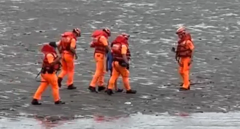 海巡人員獲報火速趕往現場,並將這名男童順利帶回岸邊,後續通知其在新竹工作的父親接回。(圖/聯合釣具竹南店臉書)