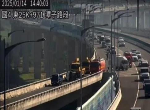 女子自撞分隔島後失控翻車，一度受困車內。（圖／翻攝自國道即時影像）