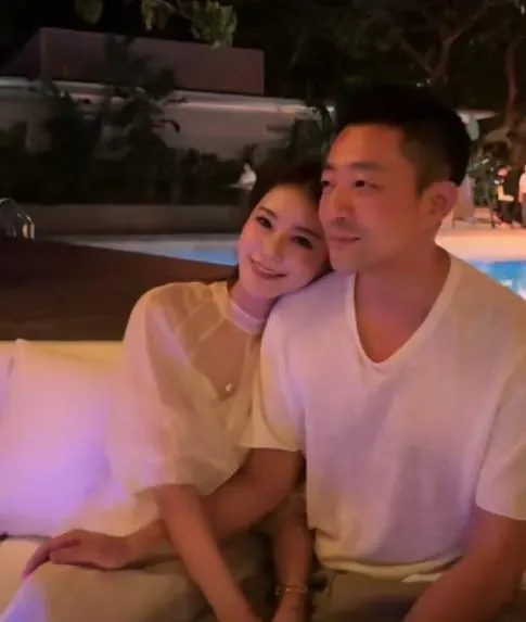 汪小菲和現任妻子。（圖／翻攝畫面）