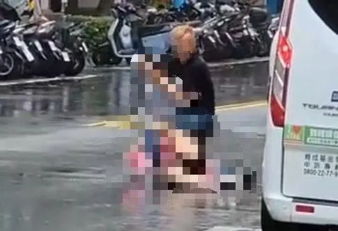 46歲謝男砍殺42歲妻子畫面。(圖/翻攝畫面)