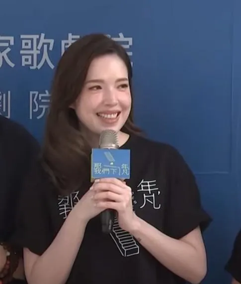 女星許瑋甯9日出席舞台劇記者會,也是她產後首度公開露面。(圖/中天新聞)