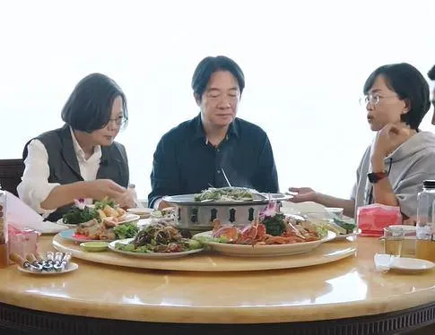 蔡英文前總統、賴清德總統、立委蘇巧慧共同品嘗萬里在地美食。（圖／截自蘇巧慧臉書）