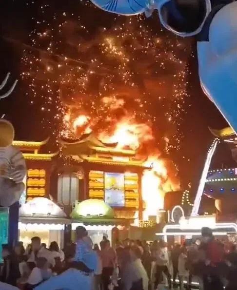 畫面顯示，表演現場冒出熊熊烈火。（圖/翻攝新浪微博）