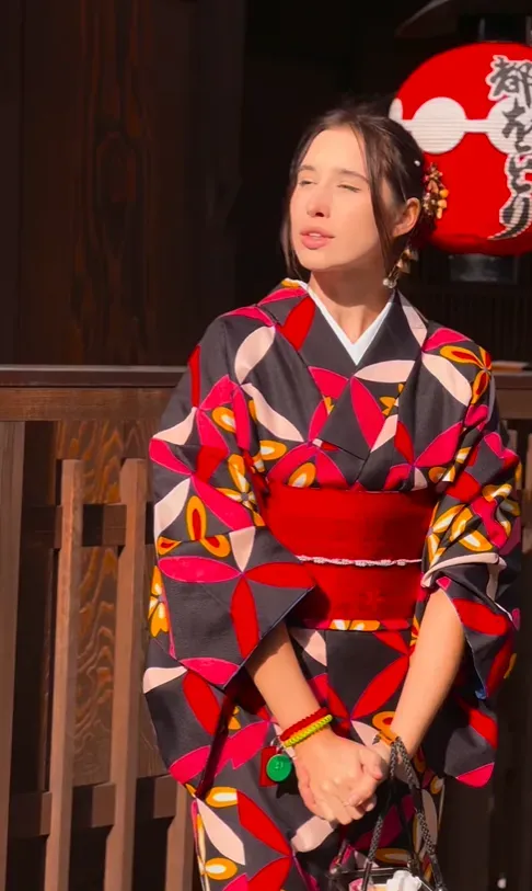 娜塔莉近日聲稱旅日期間遭遇「陌生男子藏床底」的驚悚一幕。(資料照/翻攝自IG@natalisi_taksisi)