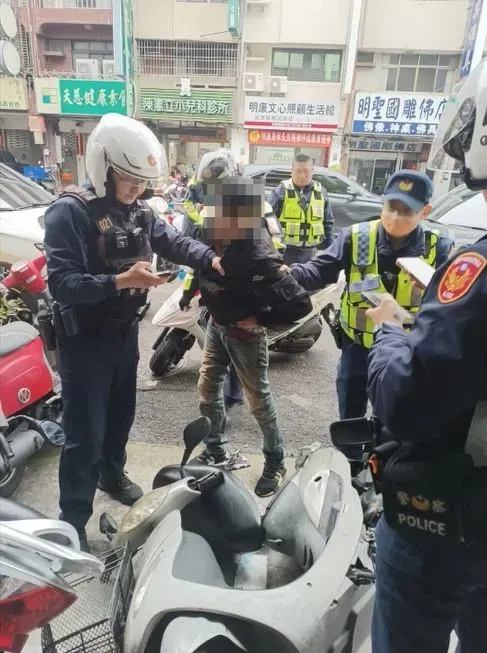 警方在黃男身上查獲毒品。(圖/警方提供)