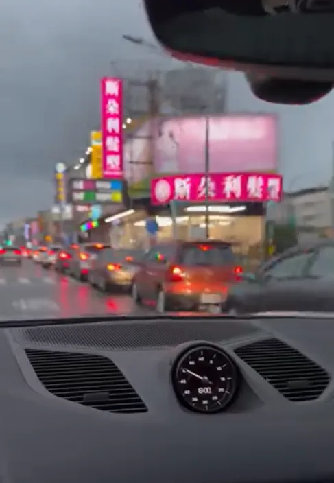 一名網友發現路邊車輛大排長龍。（圖／翻攝Threads）