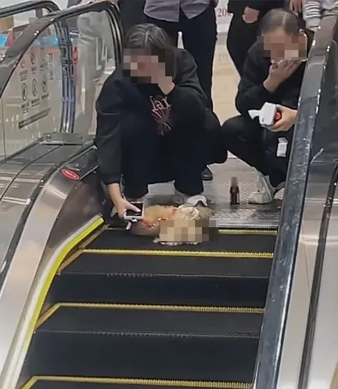 牽狗搭電扶梯釀悲劇，寵物遭夾死引爆網友怒火。（圖／翻攝自微博）