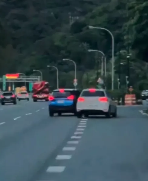 藍色轎車突然往右鬼切。（圖／Threads網友@523.ru提供）