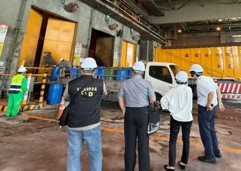 台中市烏日垃圾資源回收廠人員向洪國朝主任檢察官及 康存孝檢察官說明廚餘焚化作業辦理情形。（圖／中檢提供）