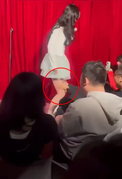 于女過去演出時時常有「女性觀眾免費摸腿」的互動環節。(資料照/翻攝自微博)