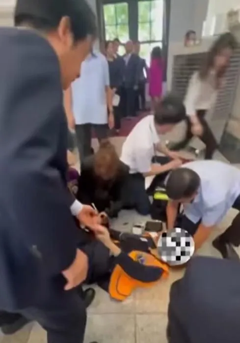 一名獅姐在準備與賴清德合影時突然身體不適、當場昏倒，賴清德立刻上前協助（攝自邱議瑩臉書）