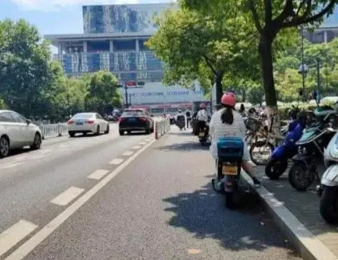 不少網友紛紛分享「高溫囧圖」。（圖／翻攝大風新聞）