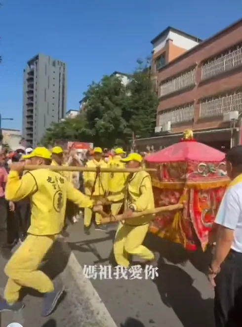 現場聚集了眾多信眾不斷高喊「進喔」。（圖／翻攝自臉書／啟德機械起重工程-股公司）