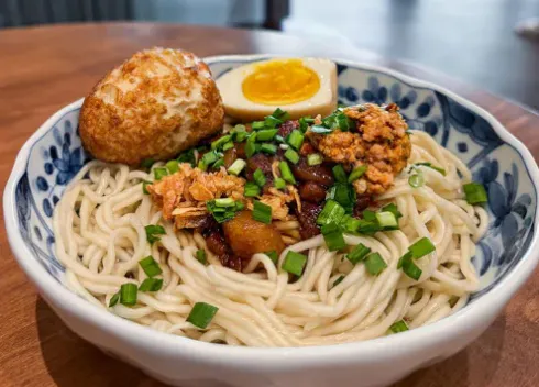 開囍招牌滷肉以細火慢燉,肉質軟嫩彈牙、鹹甜適中,不論搭配米飯或麵條都相當合適。(圖/米其林官網)