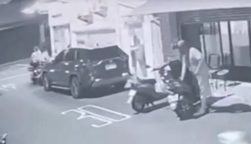 溫男自機車車廂取出短刀進行恐嚇。（圖／翻攝畫面）
