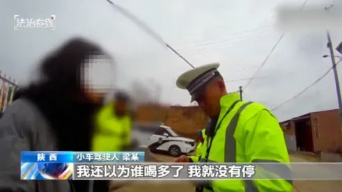 肇事女子辯稱誤會後車司機喝多了。(圖/翻攝自微博)