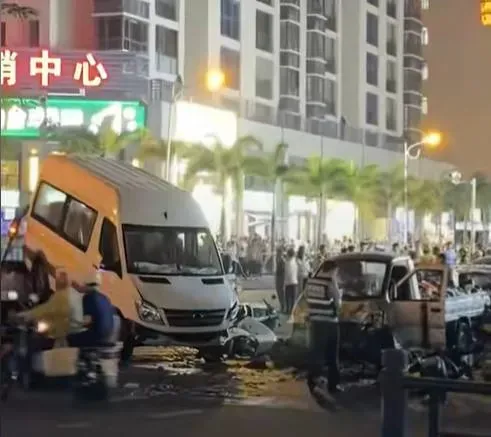 肇事的廂型車(左)最後被一輛運西瓜的小貨車(右)擋住。(圖/翻攝自微博)