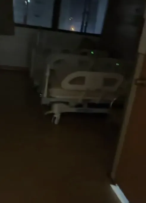 有眼尖的網友表示，廁所的燈沒關，很明顯有人。（圖/Threads網友@imjusxin授權提供）