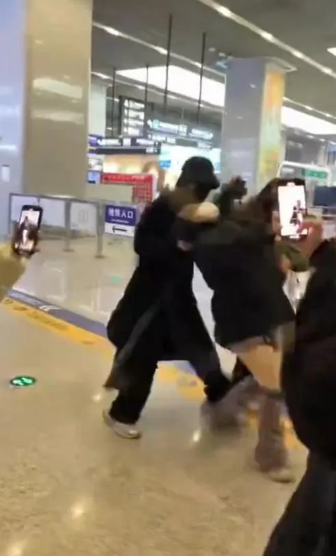 靈超在機場毆打跟拍女粉絲。(圖/翻攝微博 戲綜班主任)