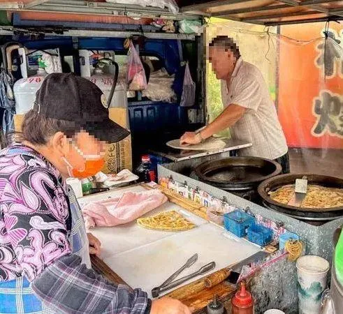 2夫妻生前認真打拼的模樣。（圖／「翁翁美食空間」粉專授權使用）