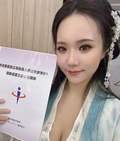 「王妃天崩開局穿越整頓霸凌者佀廣洋」前往桃園市選委會登記參選時穿古裝。（圖／翻攝_bao.7&nbsp;的IG）