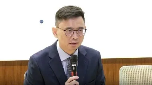 賴瑞隆召開記者會為兒霸凌同學道歉。（圖／中天新聞）