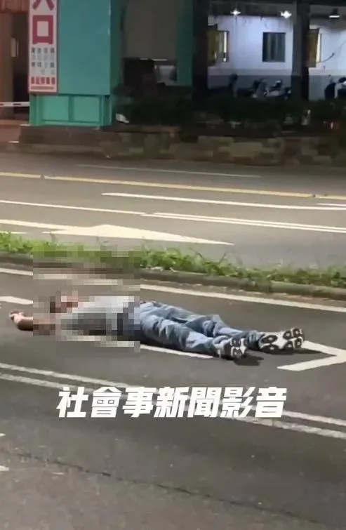 酒醉男躺在馬路,相當危險。(圖/翻攝自社會事新聞影音)