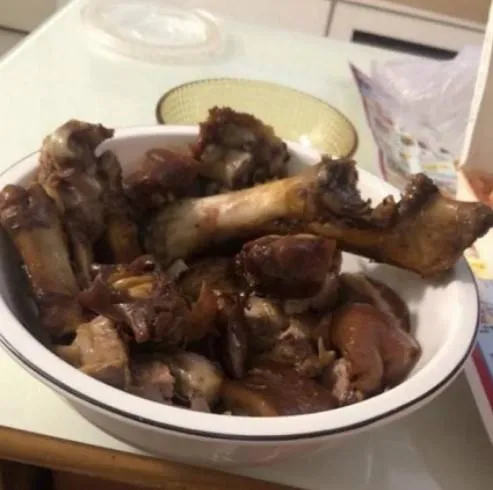 屏東萬巒豬腳是當地著名名產之一,吸引許多遊客與老饕前往朝聖購買。(圖/翻攝自臉書「爆料公社公開版」)