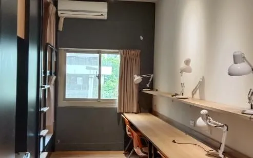 房間內部裝潢以黑色及木紋為主要配色，營造出高級質感，並提供床墊、檯燈、桌椅及衣櫃等基本設備。一學年的住宿費為3萬9800元。（圖／翻攝自逢甲大學官網）