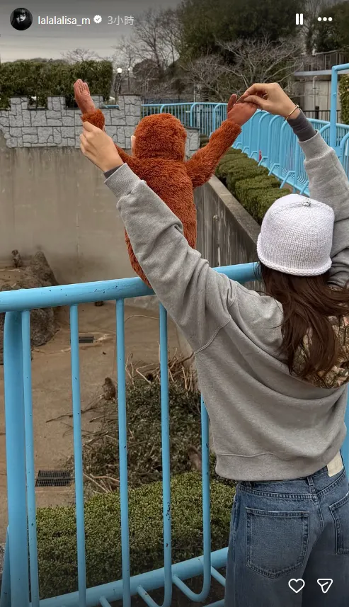 Lisa高舉紅毛猩猩玩偶與Panchi打招呼。（圖／翻攝自Lisa IG）