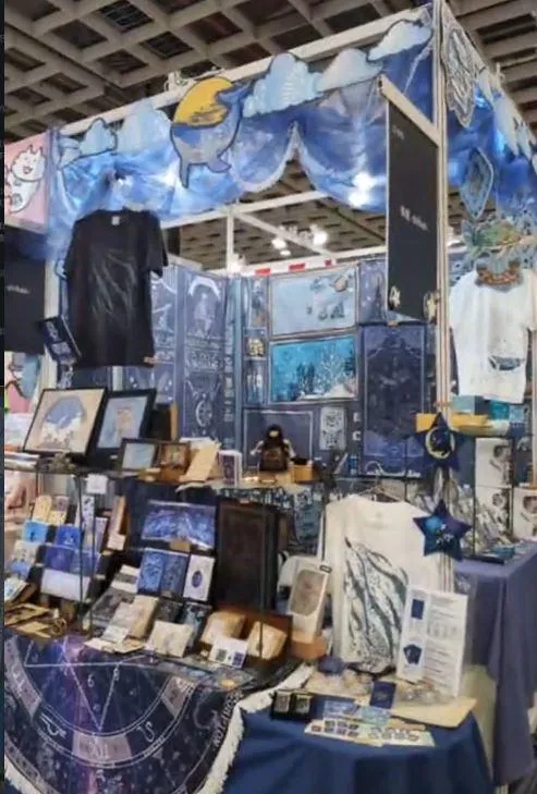 日本創作者柴尾參展2026臺灣文博會，遭竊賊整批清空周邊商品。（圖／翻攝IG@shibao_）