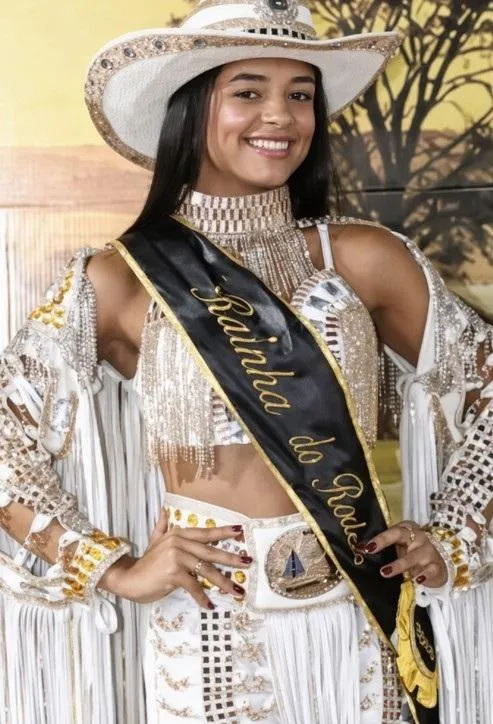 巴西1名22歲的選美皇后費雷拉(Ana Beatriz Araújo Ferreira)近日不幸遭雷擊身亡,當時她才替5歲兒子洗完澡。(圖/翻攝自社群平台X)