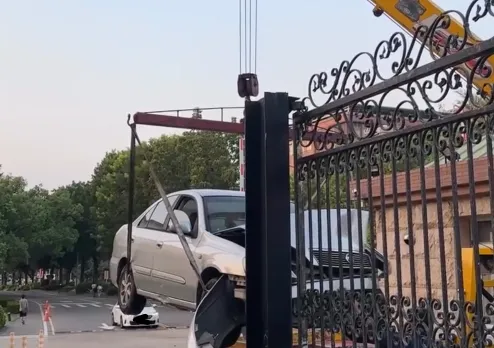 事故現場車輛被拖吊。（圖/Threads網友@_.jh.04_授權提供）