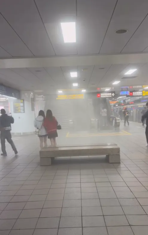 台北捷運台北車站稍早傳出有人投擲煙霧彈。（圖／翻攝自threads@lesleygdgd）