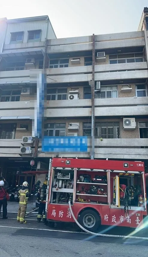 消防人員出動16車、40名消防員趕赴現場搶救。(圖/翻攝畫面)