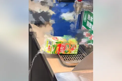 超商店員改造飲料空盒引熱水拖地，特殊做法吸引6.5萬網友按讚。（圖／翻攝自臉書／我是蘆洲人 LoveLuzhou&nbsp;）