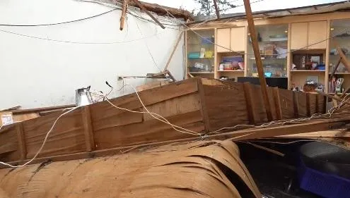 丹娜絲颱風吹走獨居阿嬤家的屋頂。（圖/翻攝畫面）