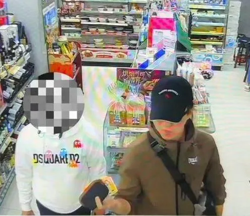 張文被爆出有紅粉知己。(圖為張文買豆漿畫慢/警方提供)