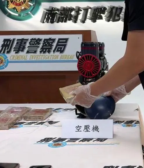 警方模擬將海洛因從空壓機內取出步驟。(圖/中天新聞)