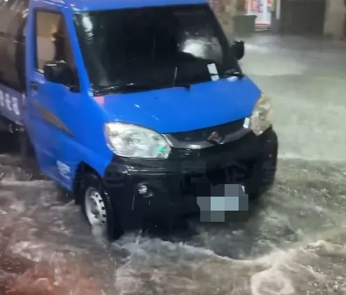 台中市區多路段發生淹水災情,甚至旱溪夜市也發生淹水情形。(圖/翻攝自黑色豪門企業)