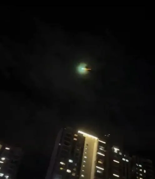 福建夜空驚見詭異藍綠光。（圖／翻攝極目新聞）