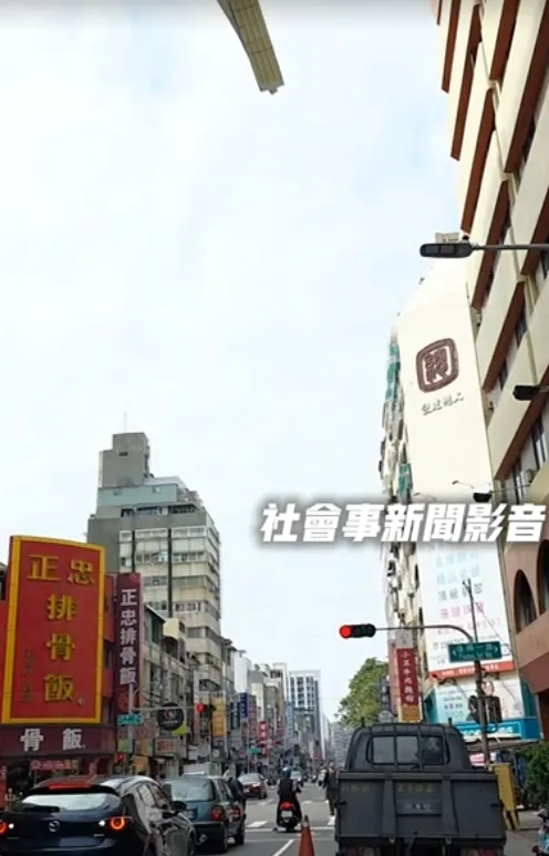有網友發布影片稱,新興區一家旅館裝潢用吊車吊掛鋼板,下方卻無人交管,一群人在等紅燈。(圖/社會事新聞影音)