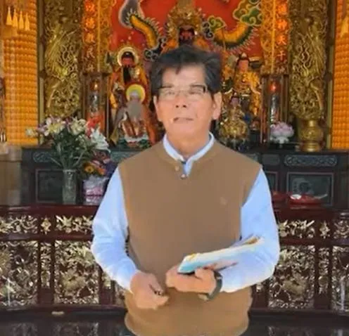 富聖老師透過社群媒體提醒,姓名中含有「文」、「哲」二字的民眾需多加留意,這類人士在馬年期間較易有官司纏身的風險。(圖/翻攝自富陽軒八卦祖師廟臉書粉專)
