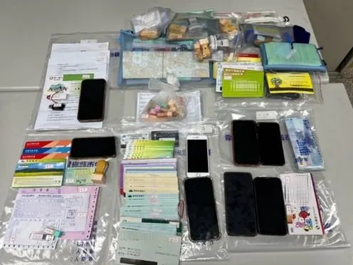 代收代付水房所使用之人頭公司帳戶、公司大小章及工作用手機。（圖／中天新聞）