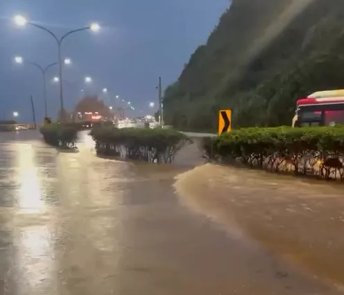 公車駛過直接在路面掀起巨浪。（圖／Thread@dolly_deng1125授權提供）